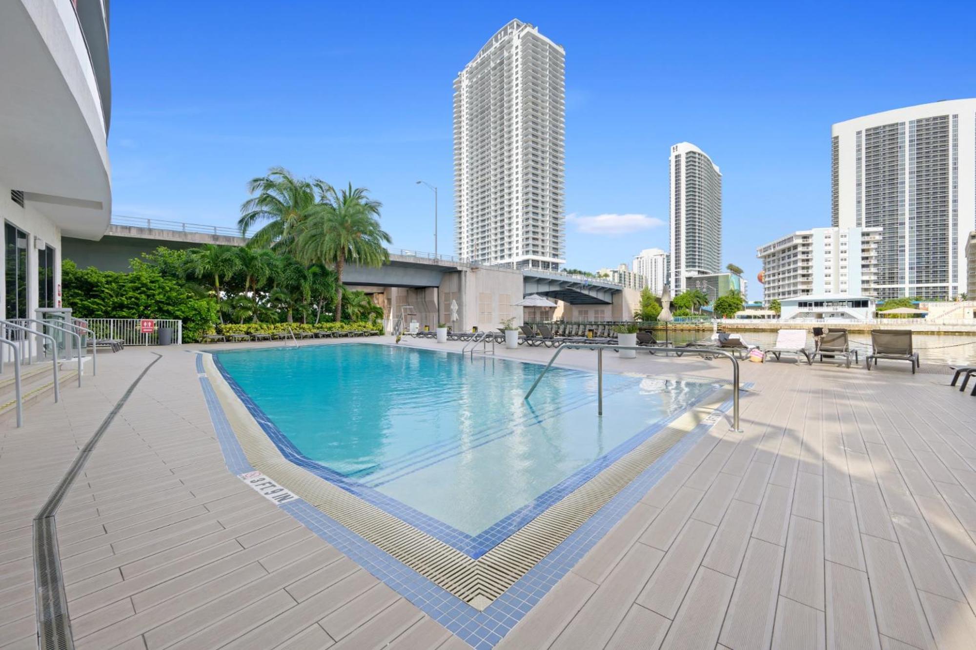 Hallandale Sky Water View Apartment Hallandale Beach Bagian luar foto